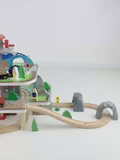 TYLER Multi-level Garage with Elevator Train Track Railway Set